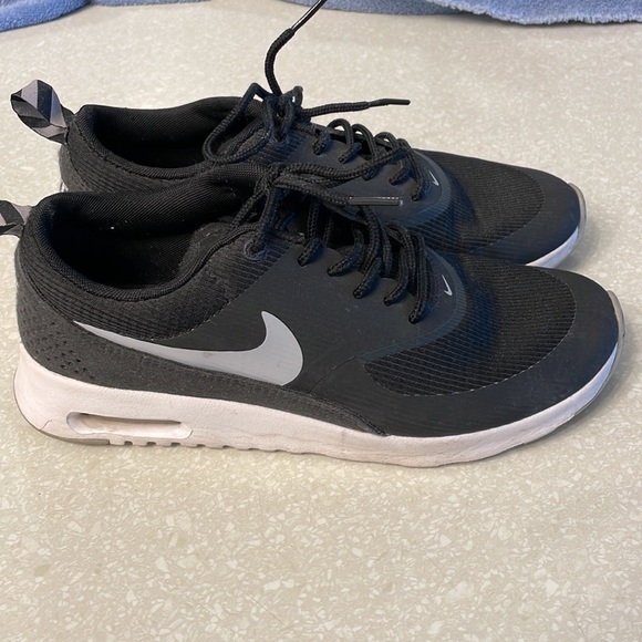 Nike Thea Size 7 - Picture 2 of 2